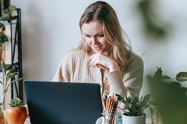 woman_computer.image